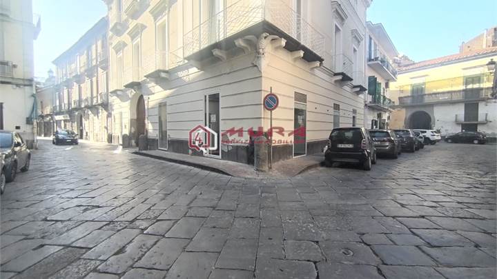  Locale commerciale in affitto – Centro storico di Aversa (Piazza San Nicola)