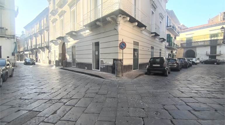  Locale commerciale in affitto – Centro storico di Aversa (Piazza San Nicola)