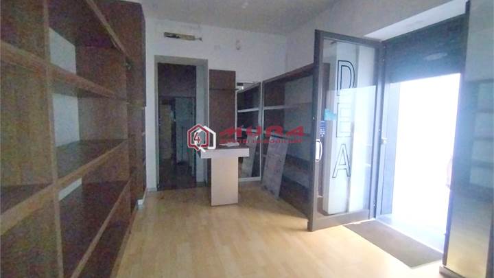 FITTASI LOCALE COMMERCIALE – AVERSA (ZONA VIA ROMA / ARCO DELL’ANNUNZIATA)