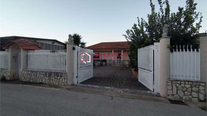 Soluzione indipendente arredata con ampio spazio esterno e cantinato 