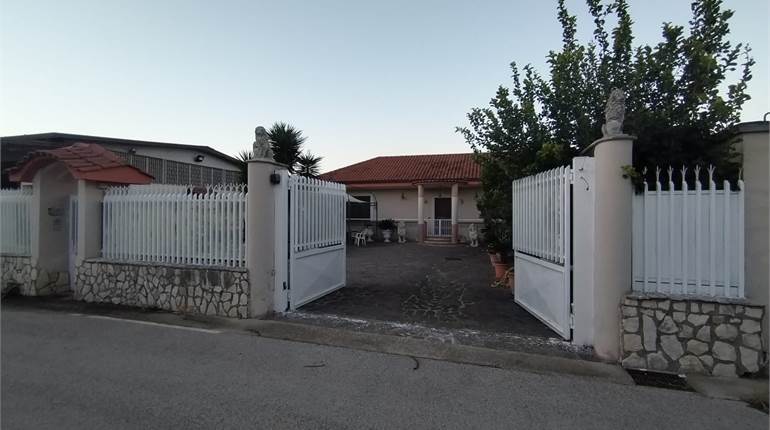 Soluzione indipendente arredata con ampio spazio esterno e cantinato 