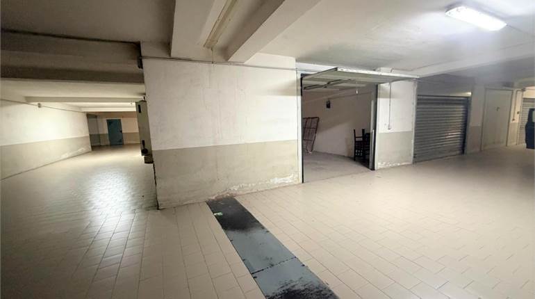 VENDESI AMPIO BOX AUTO 36 MQ – AVERSA, VIA PAOLO RIVERSO