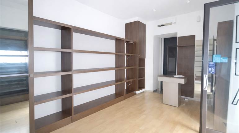 In posizione strategica, a pochi passi da Via Roma e dall’Arco dell’Annunziata